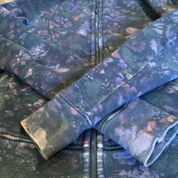 Size 6 Lulu lemon hoodie newer style gently worn black background thumbholes - Picture 4 of 4